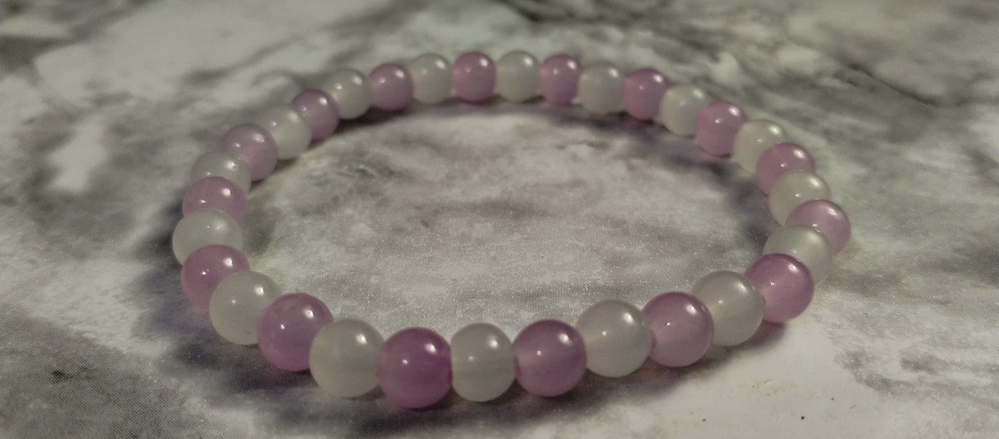 Light purple/white glass bead bracelet 6 inch